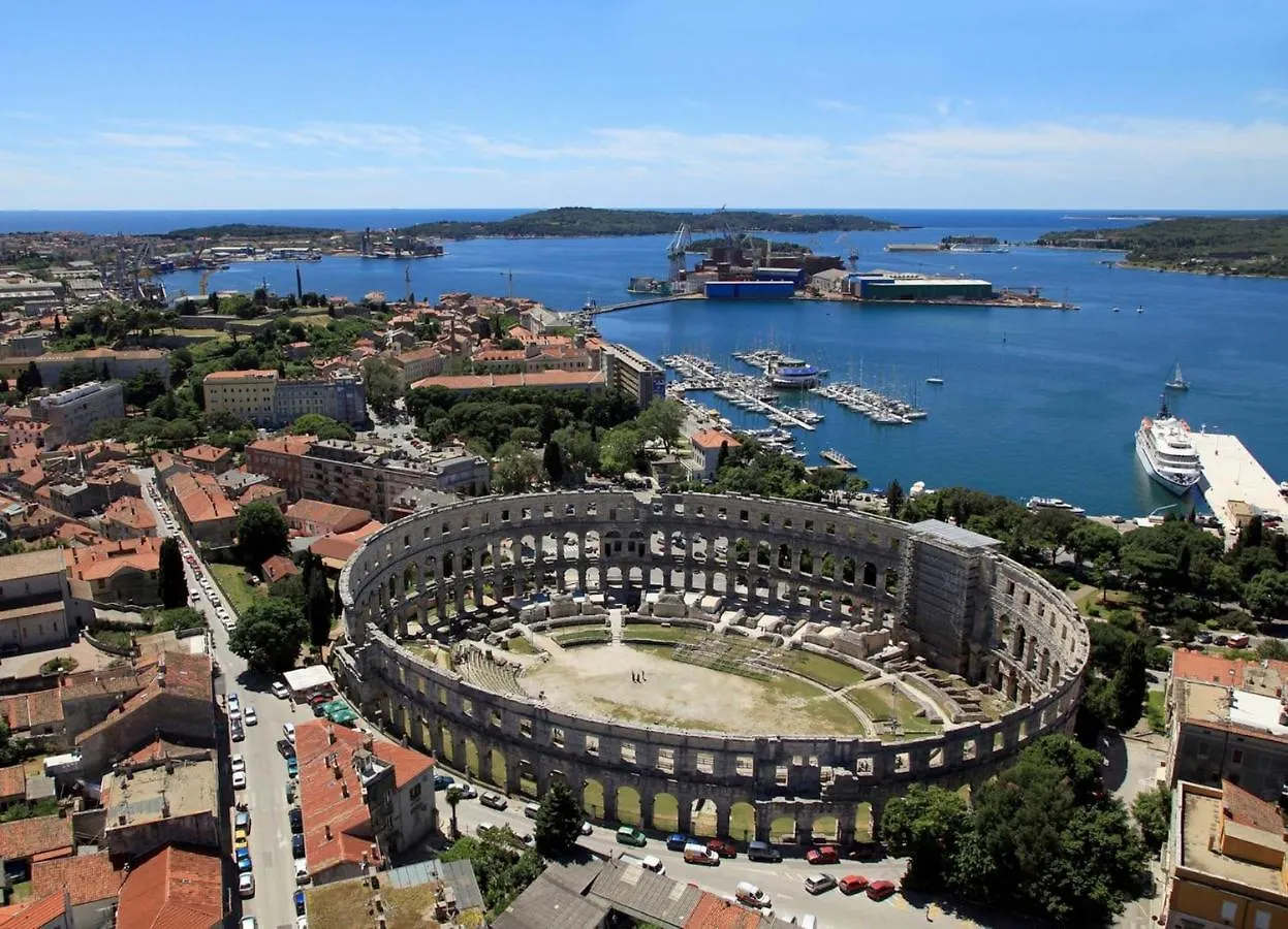 Apartments With Wifi Pula - 20346 0*,  Croatia